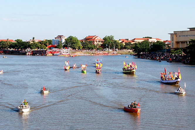 Mặc dù lễ hội đua thuyền thu hút hàng vạn người dân tham gia cổ vũ, nhưng công tác trật tự trị an vẫn được bảo đảm.