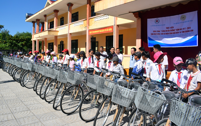 Ban tổ chức chương trình “Cùng em đến trường” trao quà cho các em học sinh ở huyện Lệ Thủy