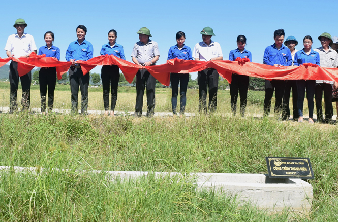 Các đại biểu tham gia cắt băng khánh thành công trình thanh niên “Bê tông hoá tuyến kênh mương thôn Thượng Thôn”.