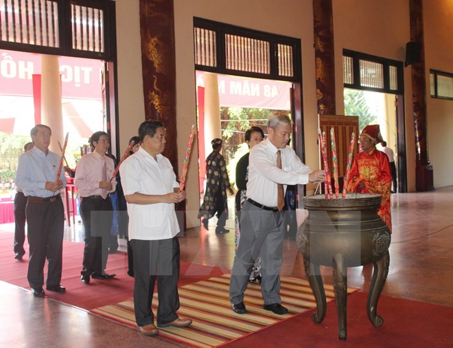 Lãnh đạo tỉnh Đồng Nai dâng hương tưởng niệm ngày mất Chủ tịch Hồ Chí Minh. (Ảnh: Lê Xuân/TTXVN)