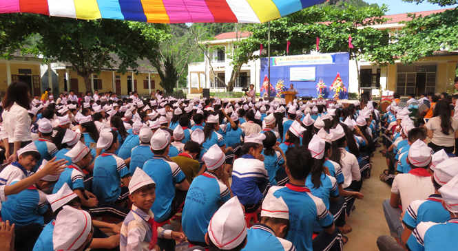 Sở GD-ĐT lưu ý những đơn vị trường học có địa bàn chia cắt phải có kế hoạch chủ động cho học sinh nghỉ học khi lũ đến và tổ chức học bù vào thời điểm thích hợp. 