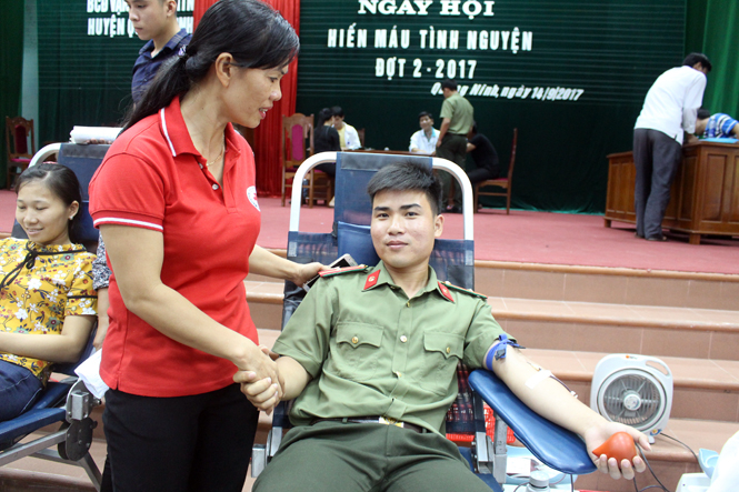 Chủ tịch Hội CTĐ huyện Quảng Ninh Nguyễn Thị Hồng Minh thăm hỏi động viên người tham gia HMTN