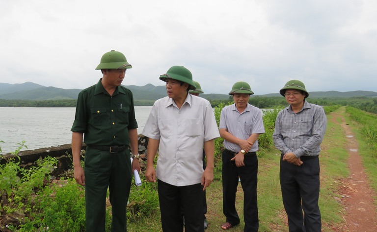 Đồng chí Bí thư Tỉnh ủy Hoàng Đăng Quang kiểm hồ chưa Trung Thuần