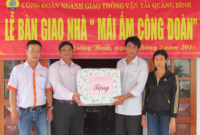 Lễ bàn giao nhà “mái ấm công đoàn”.