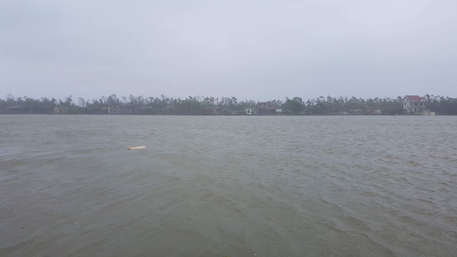 Mực nước sông Gianh đang dâng cao, gây ngập lụt sâu cho hàng ngàn hộ dân trên địa bàn thị xã Ba Đồn