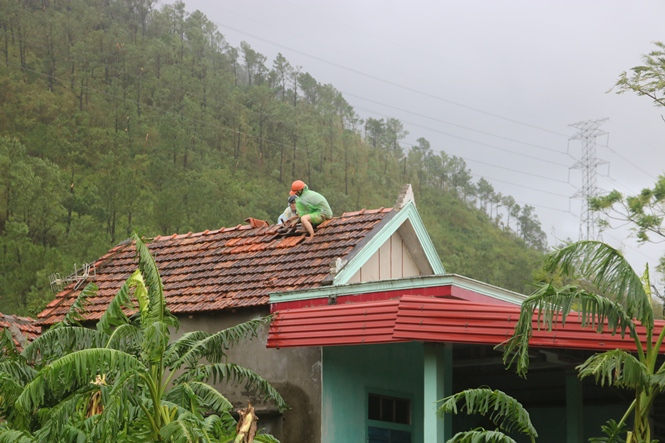 Người dân tranh thủ dọn dẹp, gia cố nhà cửa sau bão