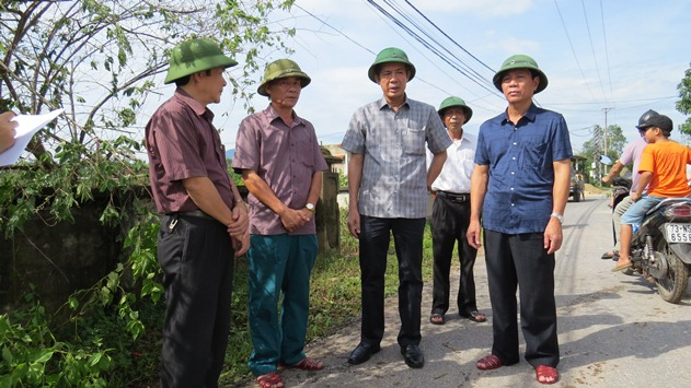 Đồng chí Phó Bí thư Thường trực Tỉnh ủy trao đổi với lãnh đạo thành phố Đồng Hới về công tác giúp người dân khắc phục hậu quả cơn bão số 10