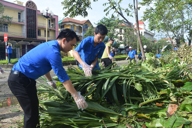 Các đoàn viên thanh niên tình nguyện tham gia dọn dẹp vệ sinh môi trường tại khu vực thành phố Đồng Hới ngay sau bão.