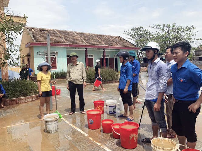 Đồng chí Trần Thắng, Uỷ viên Ban Thường vụ Tỉnh uỷ, Bí Thư Thị uỷ, Chủ tịch HĐND thị xã Ba Đồn thăm và chỉ đạo công tác khắc phục hậu quả bão số 10 tại Trường TH số 2 Quảng Văn