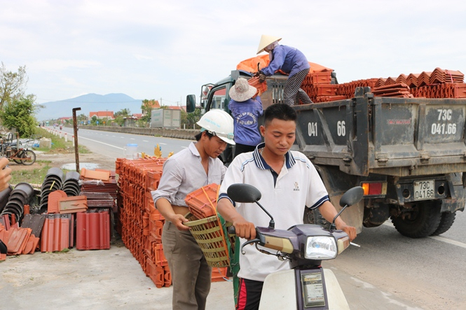 Tranh thủ mua ngói về lợp lại mái nhà