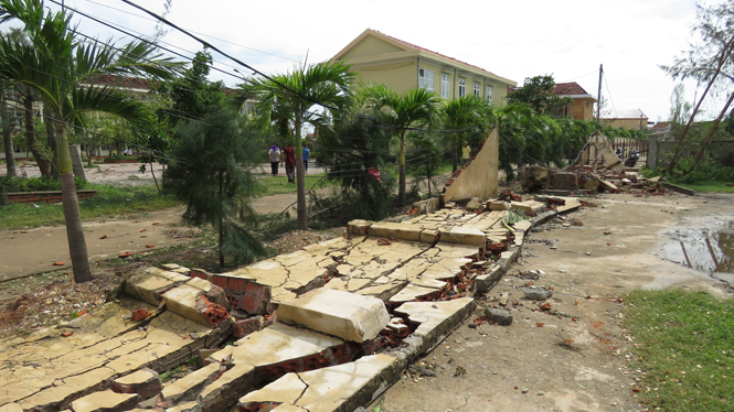 Tường rào bị sập.