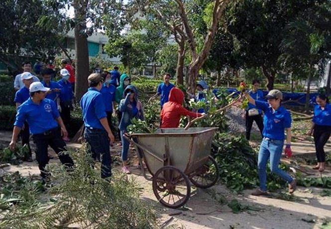 Đoàn viên thanh niên Khối các cơ quan tham gia dọn vệ sinh tại Bệnh viện Việt Nam-Cu Ba Đồng Hới.