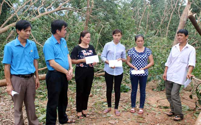  Đồng chí Nguyễn Lương Bình, Chủ tịch LĐLĐ tỉnh đến thăm hỏi và trao quà cho công nhân Công ty TNHH MTV Việt Trung