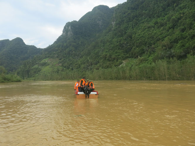 Chở cán bộ, nhân dân đi lại tại vùng lũ Tân Hóa