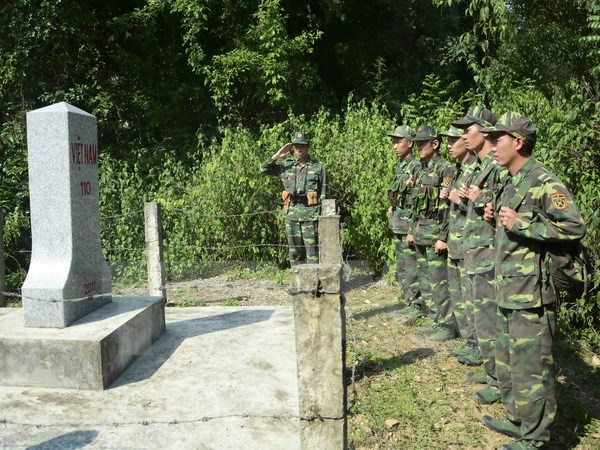 Các chiến sỹ Bộ đội biên phòng Đồn Biên phòng Pa Thơm kiểm tra cột mốc 110, phân định ranh giới chủ quyền với nước bạn Lào. (Ảnh: Xuân Tiến/TTXVN)