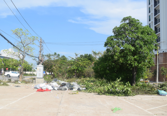 Bãi đỗ xe tại đường Nguyễn Hữu Cảnh cũng đã thành bãi rác thải tự phát sau bão số 10.