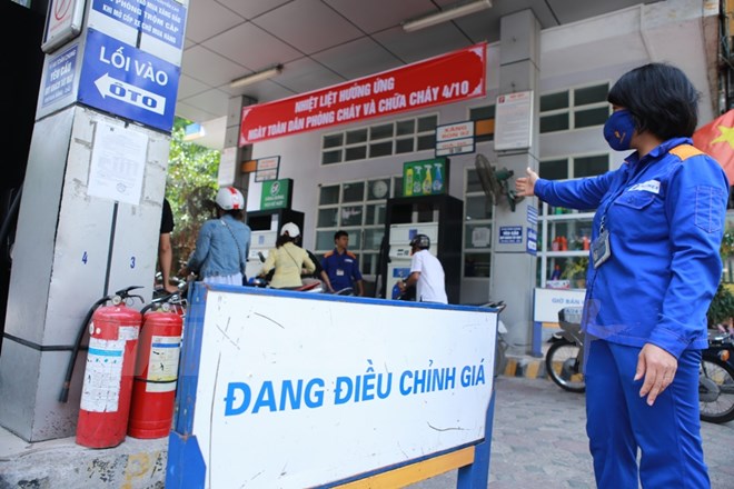 Cửa hàng trực thuộc Petrolimex chuẩn bị điều chỉnh giá bán lẻ xăng, dầu. (Ảnh: Đức Duy/Vietnam+)