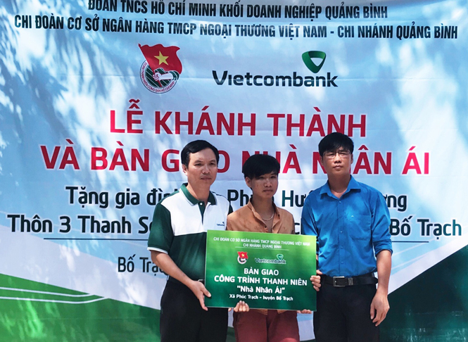  Đại diện Đoàn Khối Doanh nghiệp, Chi đoàn cơ sở Ngân hàng TMCP Ngoại Thương Quảng Bình bàn giao 