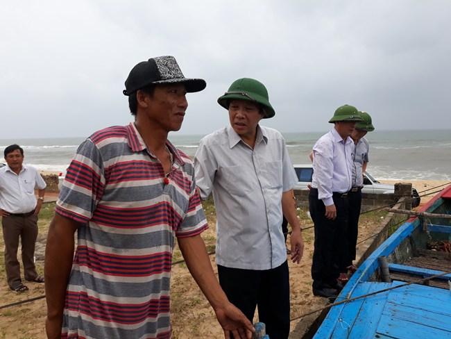 Đồng chí Bí thư Tỉnh uỷ Hoàng Đăng Quang kiểm tra công tác phòng, chống bão  tại xã Nhân Trạch (Bố Trạch).