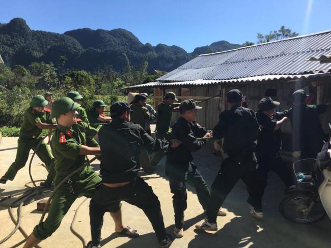 Lực lượng Công an giúp các trường học trên địa bàn huyện Minh Hóa khắc phục hậu quả bão số 10.