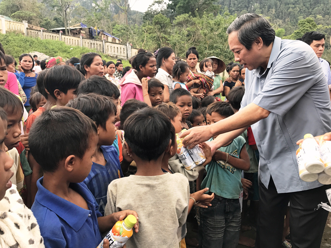 Trò chuyện và trao quà cho các em học sinh người A Rem