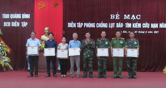 Lãnh đạo TP. Đồng Hới khen thưởng các tập thể, cá nhân có thành tích trong diễn tập PCLB - TKCN năm 2017.