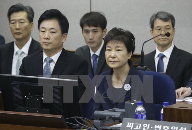 Cựu Tổng thống Hàn Quốc Park Geun-hye (phải, trước) tại Tòa án trung tâm quận Seoul ngày 23/5. (Nguồn: EPA/TTXVN)