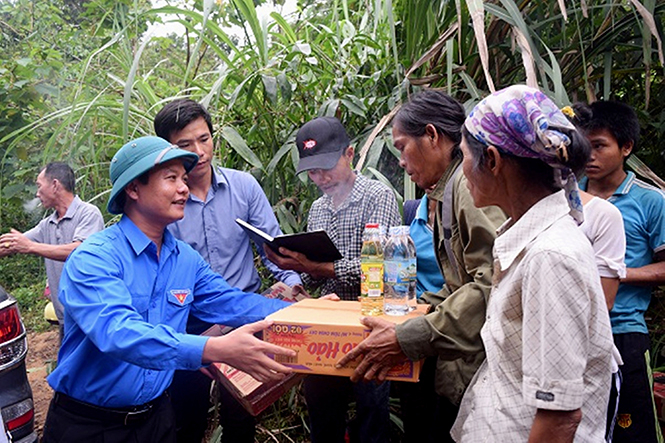  Đồng chí Bí thư Tỉnh đoàn Trần Quốc Tuấn tặng quà cho bà con nhân dân bản Rào Con, xã Sơn Trạch.