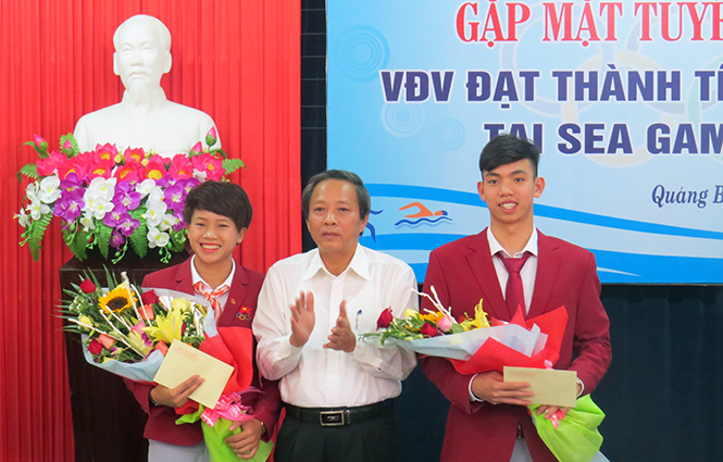 VĐV Hoàng Thị Ngọc (trái) trong buổi tuyên dương VĐV đạt thành tích xuất sắc tại SEA Games 29.