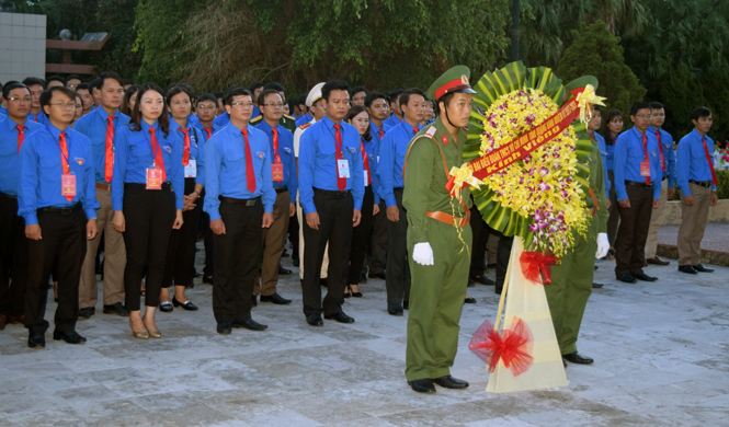 Đoàn đại biểu viếng các anh hùng liệt sỹ tại nghĩa trang Ba Dốc.