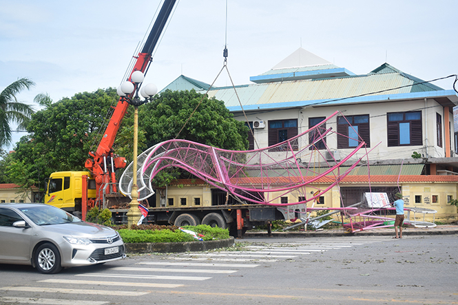 Cổng chào trước cầu Nhật Lệ (thuộc đường Trần Hưng Đạo) được tháo gỡ, bảo đảm thông tuyến ngay sau bão.