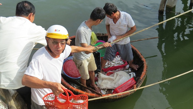 Nhiều người dân đã chờ sẳn trên bờ để mua cá