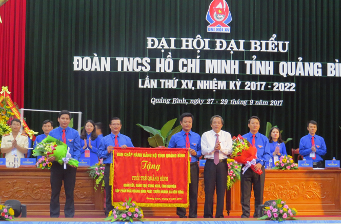 Đồng chí Hoàng Đăng Quang, Uỷ viên Trung ương Đảng, Bí thư Tỉnh uỷ, Chủ tịch HĐND tỉnh thay mặt Ban Chấp hành Đảng bộ tỉnh trao tặng bức trướng cho Tỉnh đoàn.