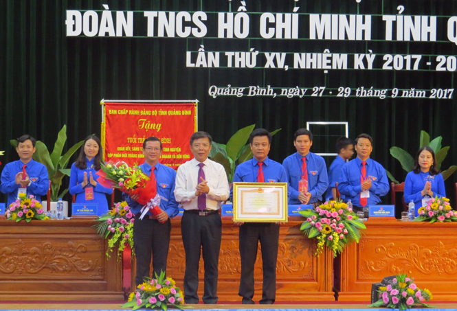  Thừa ủy quyền của Thủ tướng Chính phủ, đồng chí Nguyễn Hữu Hoài, Phó Bí thư Tỉnh ủy, Chủ tịch UBND tỉnh trao bằng khen cho Tỉnh đoàn.