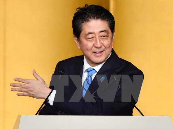 Thủ tướng Nhật Bản Shinzo Abe phát biểu với báo giới tại Tokyo ngày 28-9. (Ảnh: Kyodo/TTXVN)