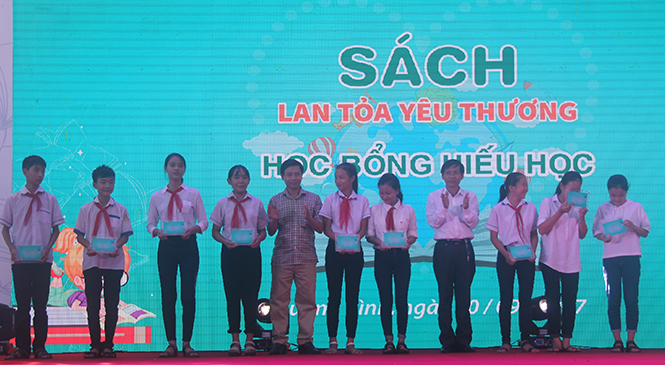 Trao học bổng cho các em học sinh giỏi, học sinh nghèo vượt khó.