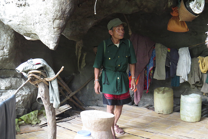 Hang đá nơi ông Đinh Nê và bà Y Rú ở.