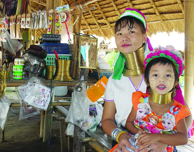 Làng của tộc người thiểu số Karen. Theo quan niệm của người Karen, phụ nữ đẹp sở hữu những chiếc cổ dài thanh thoát, nên từ nhỏ, các em bé đã được mang những chiếc vòng cố định để kéo dài cổ.