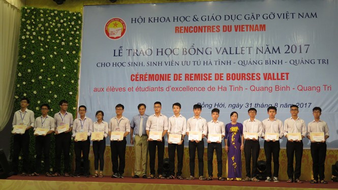 Hội Khuyến học Quảng Bình phối hợp với Hội Khoa học và Giáo dục Gặp gỡ Việt Nam tổ chức lễ trao học bổng Vallet cho học sinh, sinh viên ưu tú của 3 tỉnh Quảng Bình, Quảng Trị, Hà Tĩnh năm học 2016-2017.