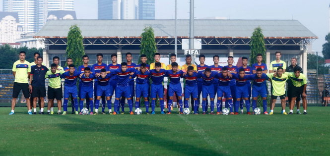 Các cầu thủ U-19 VN chụp ảnh lưu niệm trên sân tập. Ảnh: MINH CHIẾN