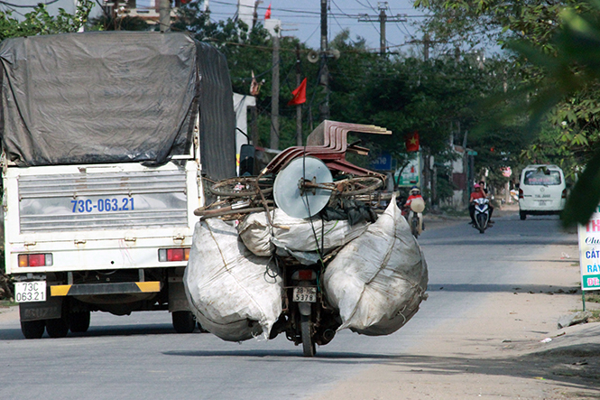 “Hung thần” từ xe mô tô 2 bánh chở hàng cồng kềnh. (Chụp tại ngã tư Quốc lộ 1- Quốc lộ 12A (thuộc phường Quảng Thọ, TX. Ba Đồn) Ảnh dự thi ATGT năm 2017: TIẾN HÀNH