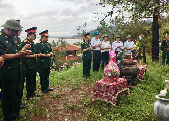 Các đại biểu dâng hương trước anh linh Đại tướng Võ Nguyên Giáp.