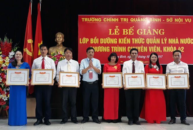 Đại diện lãnh đạo Trường Chính trị tỉnh trao phần thưởng cho các học viên có thành tích xuất sắc.