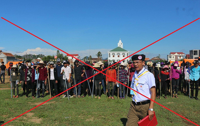 Vị linh mục Thân Văn Chính đang sốt sắng tập trung giới trẻ, phụ nữ để huấn luyện (Ảnh do linh mục Chính đăng tải trên mạng xã hội).