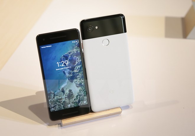 Điện thoại thế hệ mới Pixel 2 (trái) và Pixel 2 XL được giới thiệu tại trung tâm SFJAZZ ở San Francisco, California (Mỹ) ngày 4-10. (Nguồn: AFP/TTXVN)