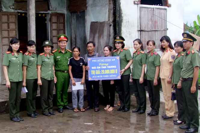 Chủ tịch Hội phụ nữ Bộ Công an trao tặng quà cho hội viên có hoàn cảnh khó khăn bị ảnh hưởng nặng nề do bão số 10 gây ra