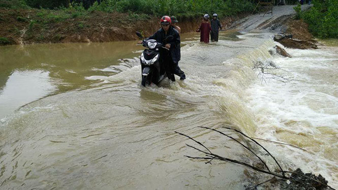 Nhiều người dân lội qua ngầm Lạc Thiện