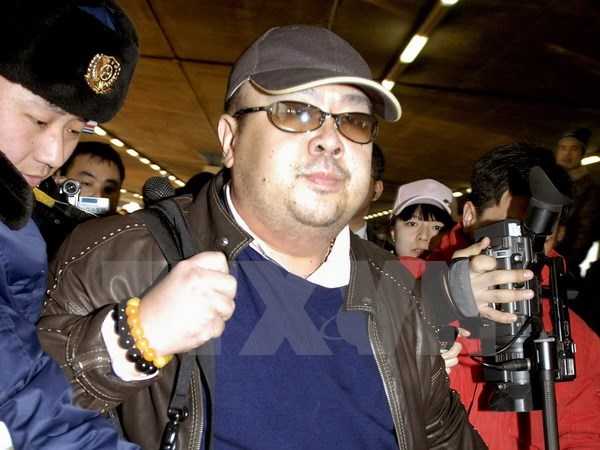 Kim Jong-nam (giữa) tại sân bay Bắc Kinh, Trung Quốc. (Nguồn: AFP/TTXVN)