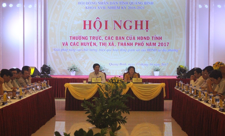 Các đồng chí trong Thường trực HĐND tỉnh điều hành hội nghị