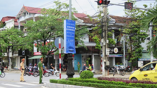 Lực lượng Công an thành phố Đồng Hới tăng cường công tác bảo đảm trật tự ATGT trên địa bàn.